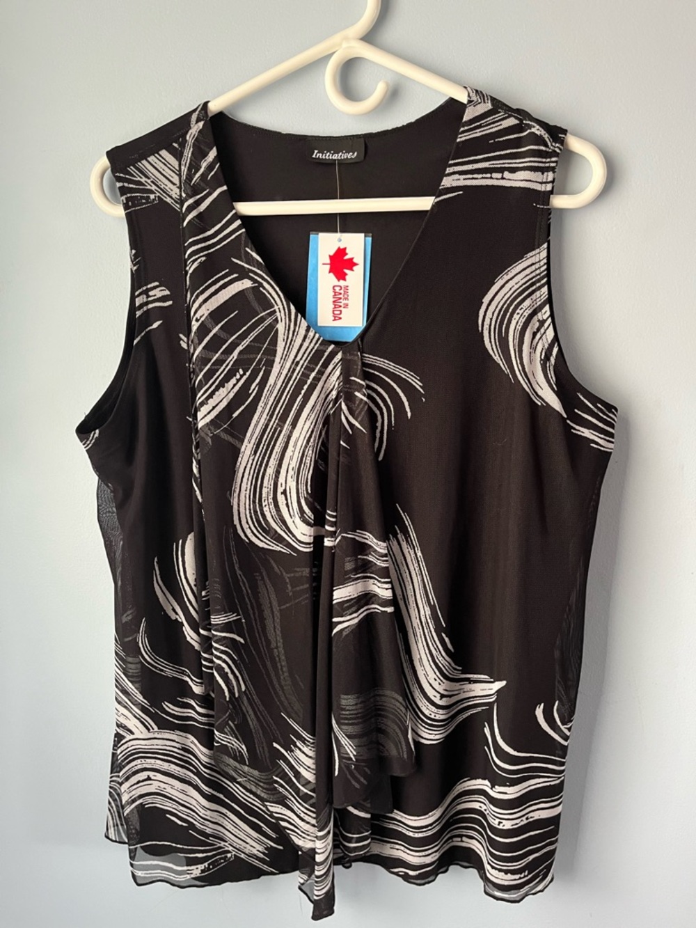 NWT Initiatives Black & White Sleeveless V-Neck Blouse Lined Mesh Size L Canada